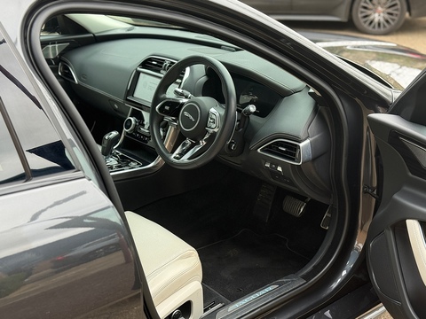 2.0 P300i R-Dynamic HSE Saloon 4dr Petrol Auto AWD Euro 6 (s/s) (300 ps)
