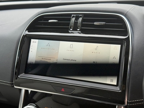 2.0 P300i R-Dynamic HSE Saloon 4dr Petrol Auto AWD Euro 6 (s/s) (300 ps)