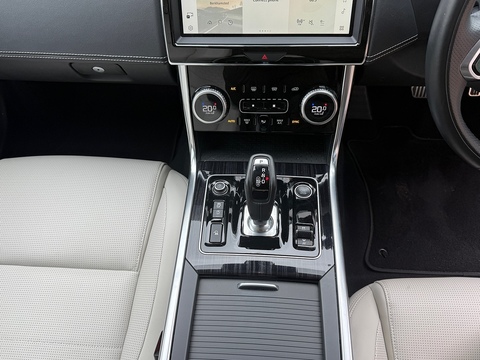 2.0 P300i R-Dynamic HSE Saloon 4dr Petrol Auto AWD Euro 6 (s/s) (300 ps)