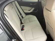 Jaguar XE P300i R-Dynamic HSE 