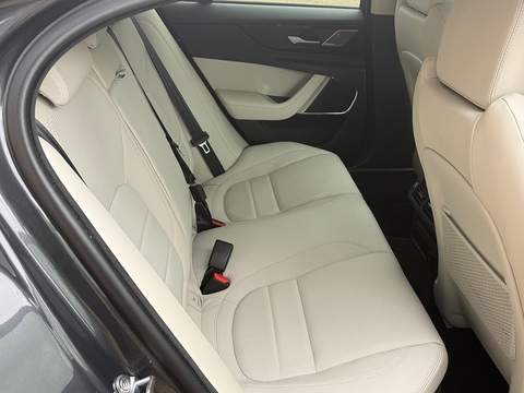 2.0 P300i R-Dynamic HSE Saloon 4dr Petrol Auto AWD Euro 6 (s/s) (300 ps)