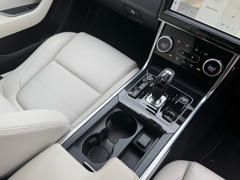 2.0 P300i R-Dynamic HSE Saloon 4dr Petrol Auto AWD Euro 6 (s/s) (300 ps)