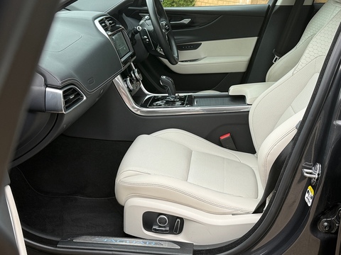 2.0 P300i R-Dynamic HSE Saloon 4dr Petrol Auto AWD Euro 6 (s/s) (300 ps)