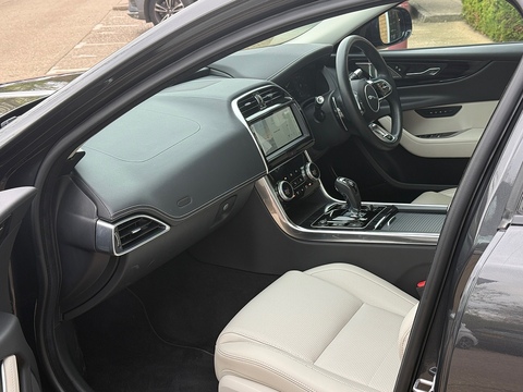 2.0 P300i R-Dynamic HSE Saloon 4dr Petrol Auto AWD Euro 6 (s/s) (300 ps)