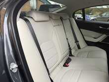 Jaguar XE P300i R-Dynamic HSE 