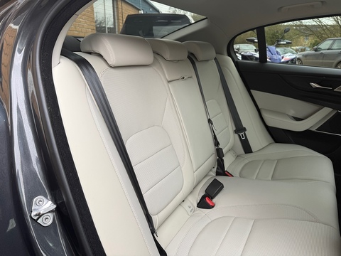 2.0 P300i R-Dynamic HSE Saloon 4dr Petrol Auto AWD Euro 6 (s/s) (300 ps)