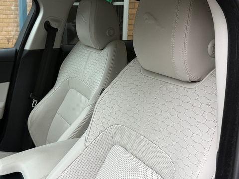 2.0 P300i R-Dynamic HSE Saloon 4dr Petrol Auto AWD Euro 6 (s/s) (300 ps)