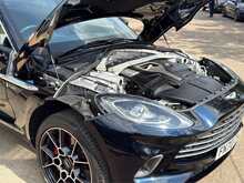 Aston Martin DBX V8 