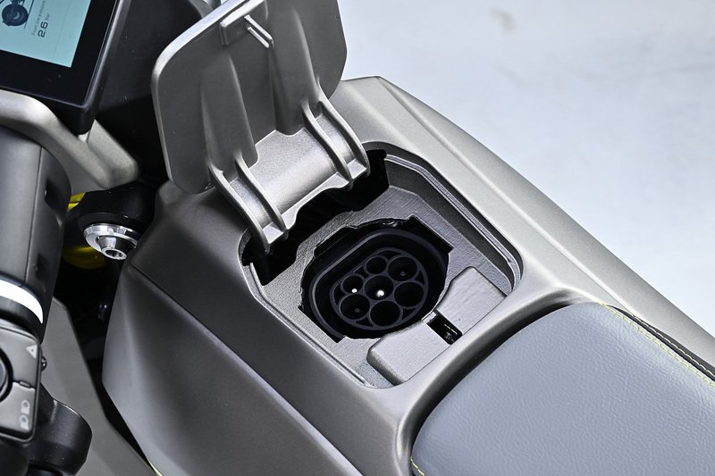 NAXEON PRO MOTORBIKE AUTO ELECTRIC