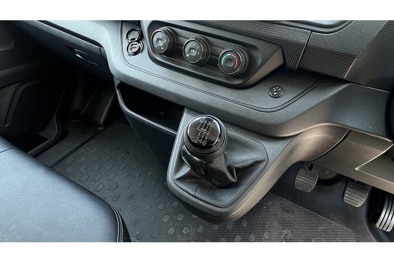 Renault LL30 BLUE BUSINESS PANEL VAN 130 MANUAL DIESEL