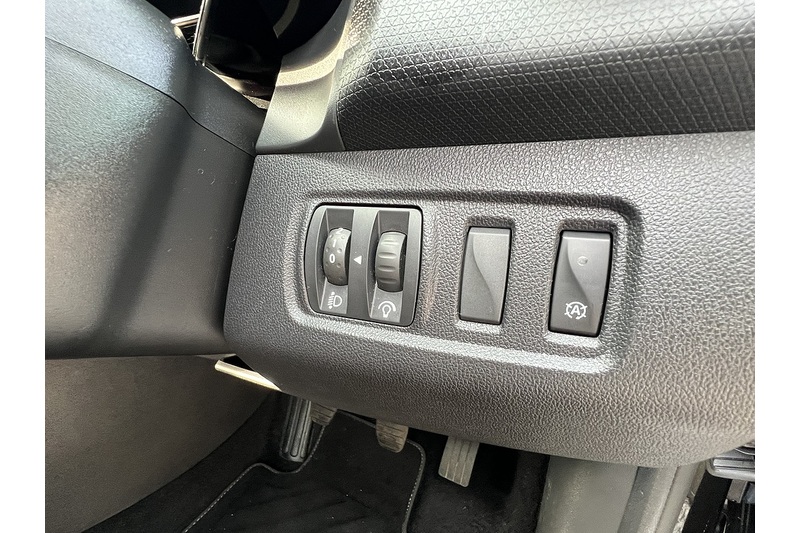 Renault 0.9 TCe Iconic Hatchback 5dr Petrol Manual Euro 6 (s/s) (90 ps)
