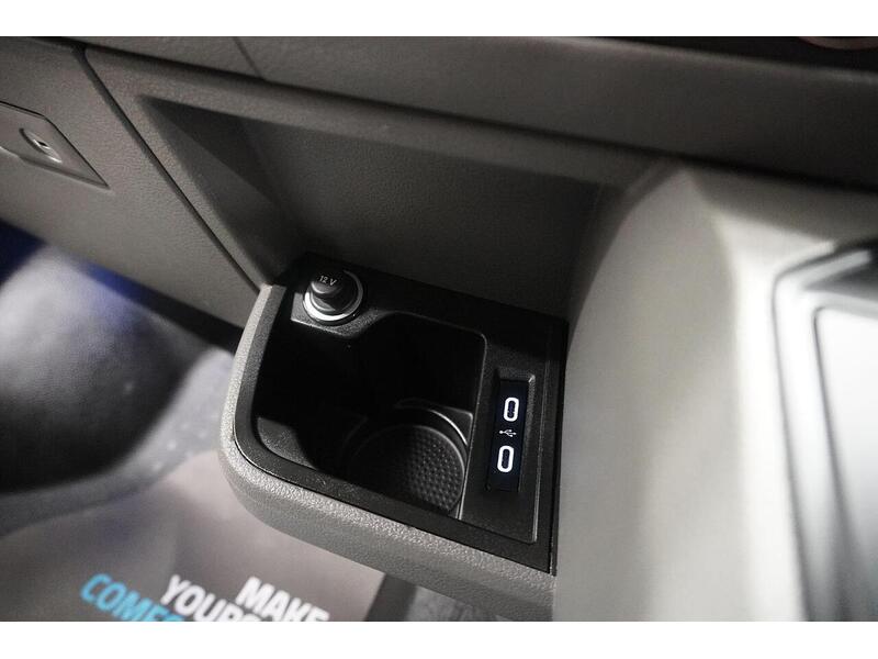 Volkswagen Transporter Transporter 2.0 TDI T32 Highline Kombi DSG FWD SWB Euro 6 (s/s) 5dr - U118820