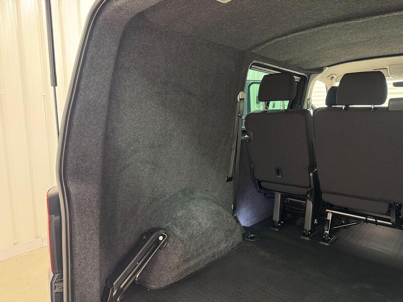 Volkswagen Transporter Transporter 2.0 TDI T32 Highline Kombi DSG FWD SWB Euro 6 (s/s) 5dr - U118874