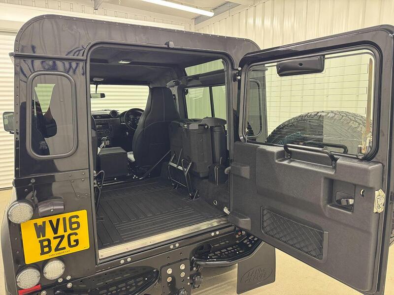 Land Rover Defender 90 Defender 90 2.2 TDCi XS Station Wagon 4WD SWB Euro 5 3dr - U118926