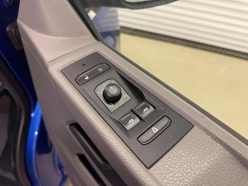 Volkswagen Transporter 2.0 TDI T30 Highline Kombi Double Cab 5dr Diesel Manual FWD SWB Euro 6 (s/s) (150 ps) - U119304