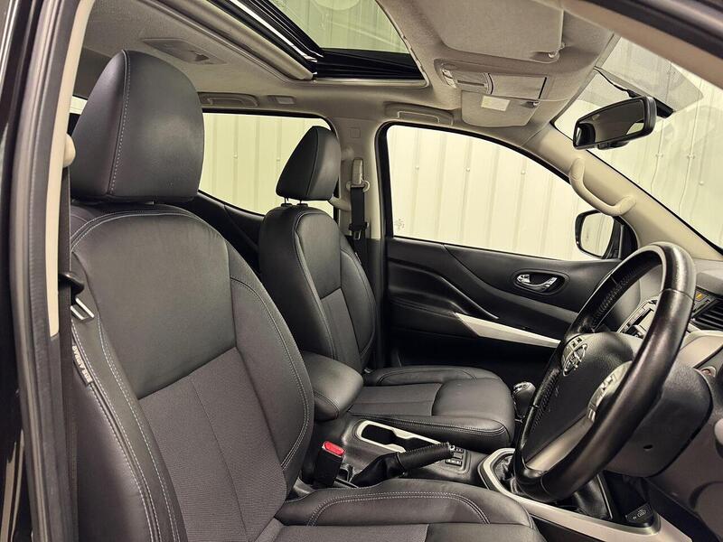 Nissan Navara 2.3 dCi N-Guard Double Cab Pickup 4dr Diesel Manual 4WD Euro 6 (s/s) (190 ps) - U119354
