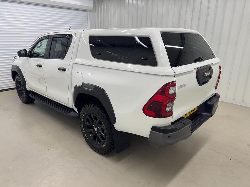 Toyota Hilux 2.8 D-4D Invincible X Auto 4WD Euro 6 (s/s) 4dr - U119371