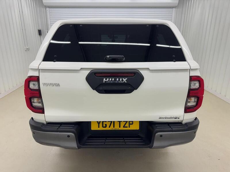 Toyota Hilux 2.8 D-4D Invincible X Auto 4WD Euro 6 (s/s) 4dr - U119371
