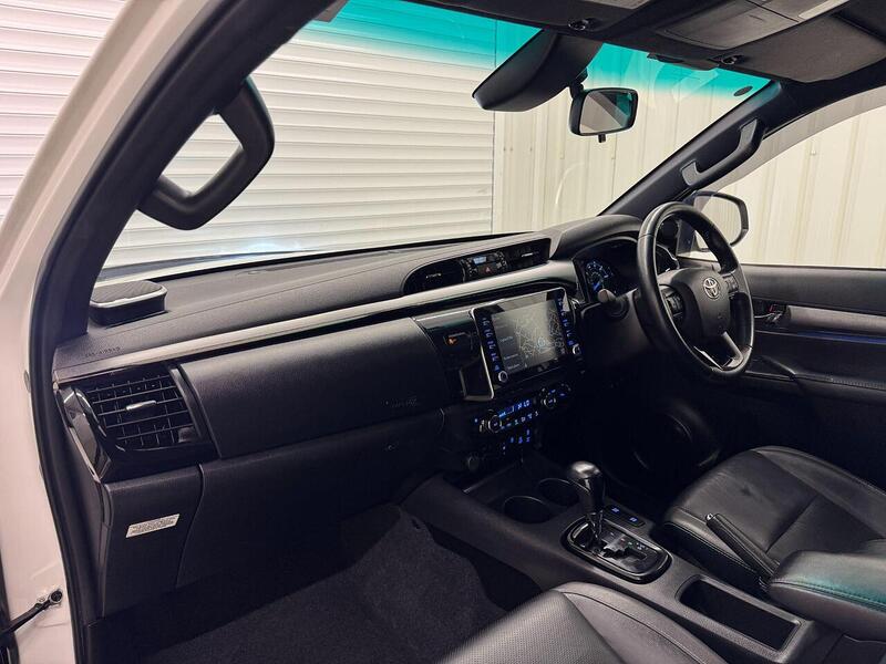 Toyota Hilux 2.8 D-4D Invincible X Auto 4WD Euro 6 (s/s) 4dr - U119371