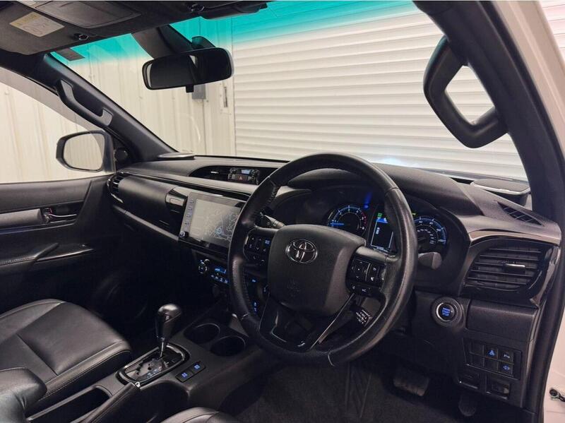 Toyota Hilux 2.8 D-4D Invincible X Auto 4WD Euro 6 (s/s) 4dr - U119371