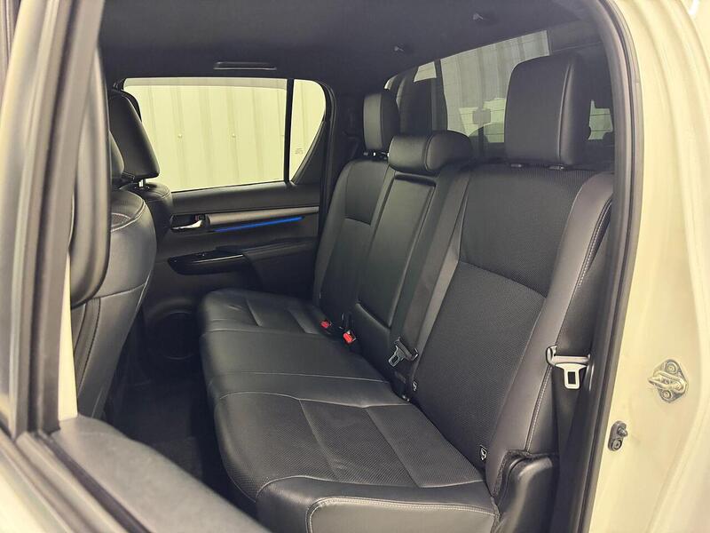 Toyota Hilux 2.8 D-4D Invincible X Auto 4WD Euro 6 (s/s) 4dr - U119371