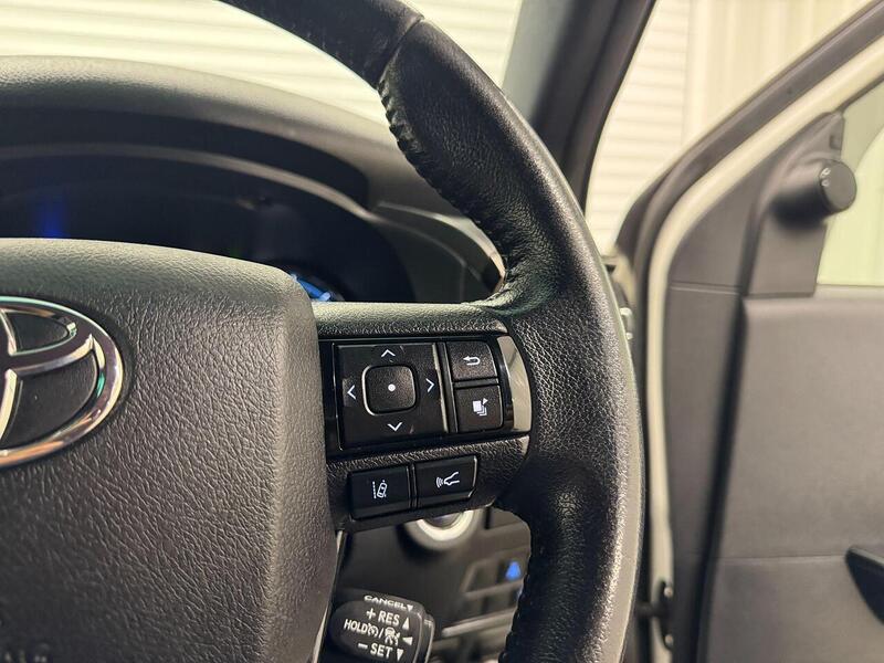 Toyota Hilux 2.8 D-4D Invincible X Auto 4WD Euro 6 (s/s) 4dr - U119371