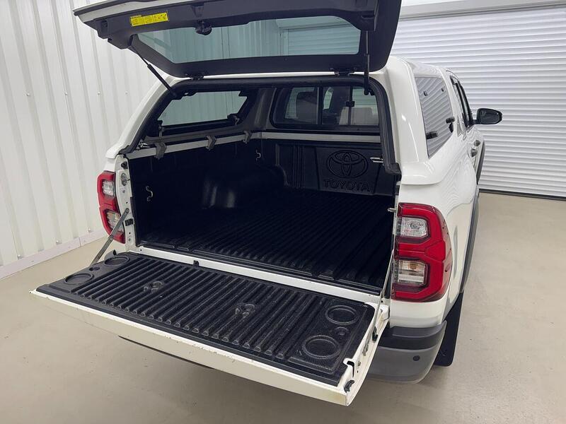 Toyota Hilux 2.8 D-4D Invincible X Auto 4WD Euro 6 (s/s) 4dr - U119371