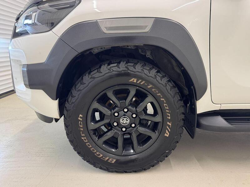 Toyota Hilux 2.8 D-4D Invincible X Auto 4WD Euro 6 (s/s) 4dr - U119371