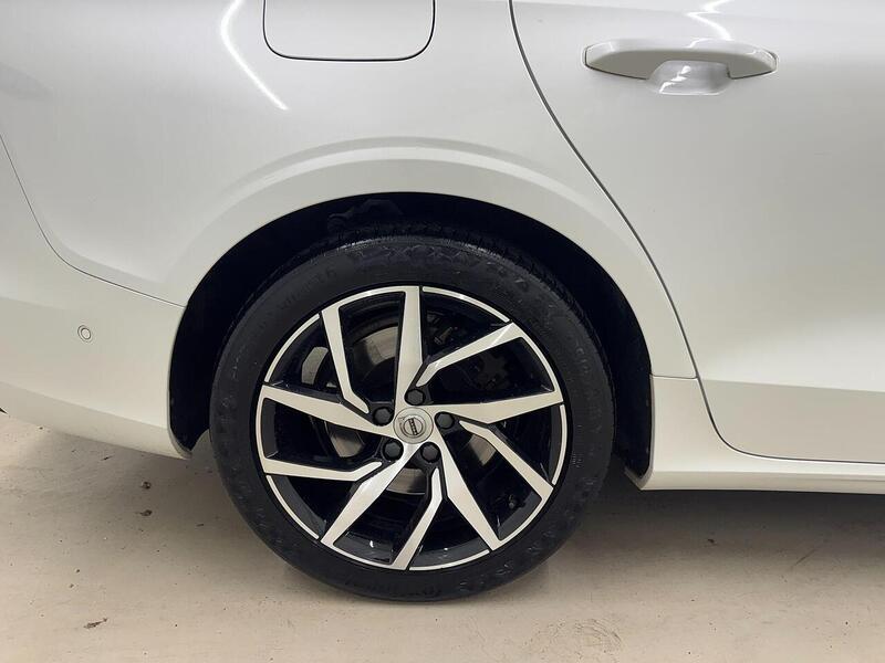 Volvo V60 2.0 T5 Momentum Plus Auto Euro 6 (s/s) 5dr - U119394