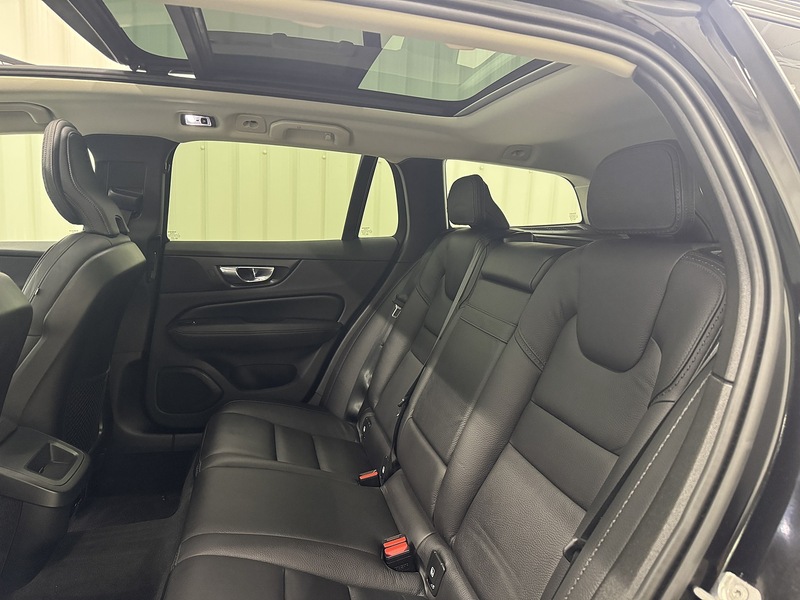 Volvo V60 Cross Country 2.0 T5 Plus Estate 5dr Petrol Auto AWD Euro 6 (s/s) (250 ps) - U119450