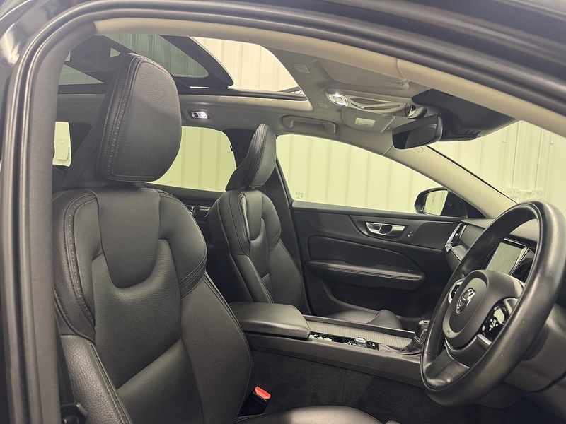 Volvo V60 Cross Country 2.0 T5 Plus Estate 5dr Petrol Auto AWD Euro 6 (s/s) (250 ps) - U119450
