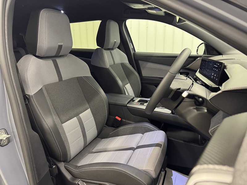 Vauxhall Grandland 1.2 GS SUV 5dr Petrol Hybrid e-DCT Euro 6 (s/s) (136 ps) - U119472
