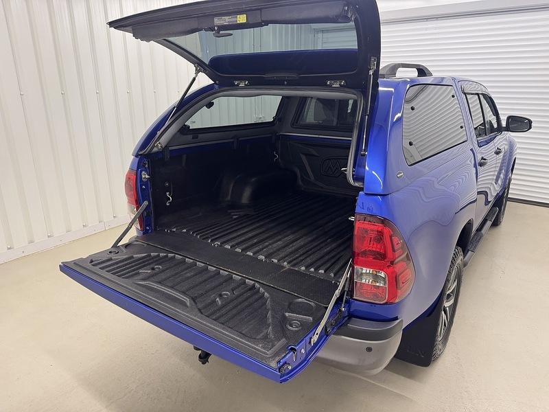 Toyota Hilux 2.4 D-4D Invincible X Pickup Double Cab 4dr Diesel Auto 4WD Euro 6 (s/s) (TSS) (150 ps) - U119632