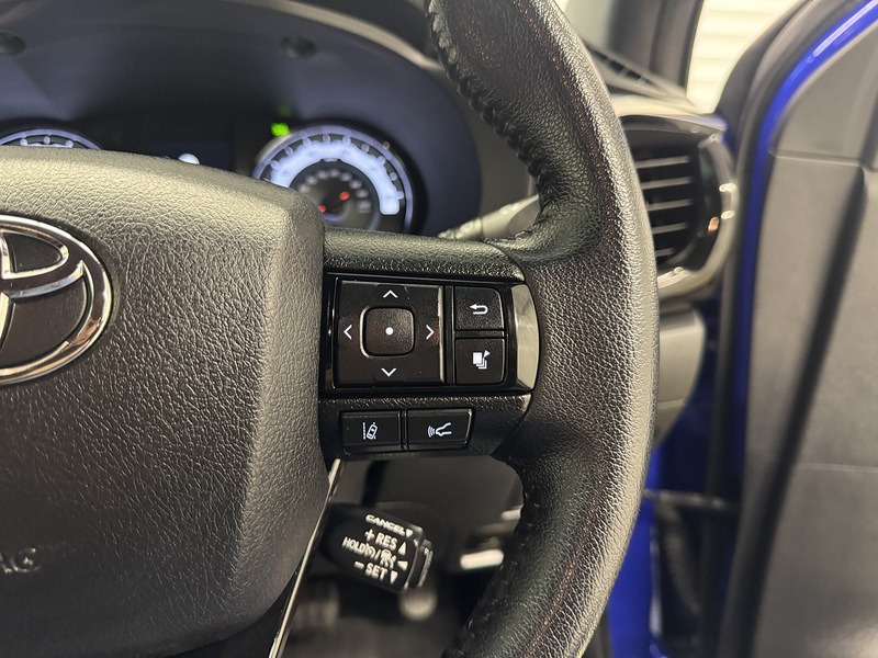 Toyota Hilux 2.4 D-4D Invincible X Pickup Double Cab 4dr Diesel Auto 4WD Euro 6 (s/s) (TSS) (150 ps) - U119632