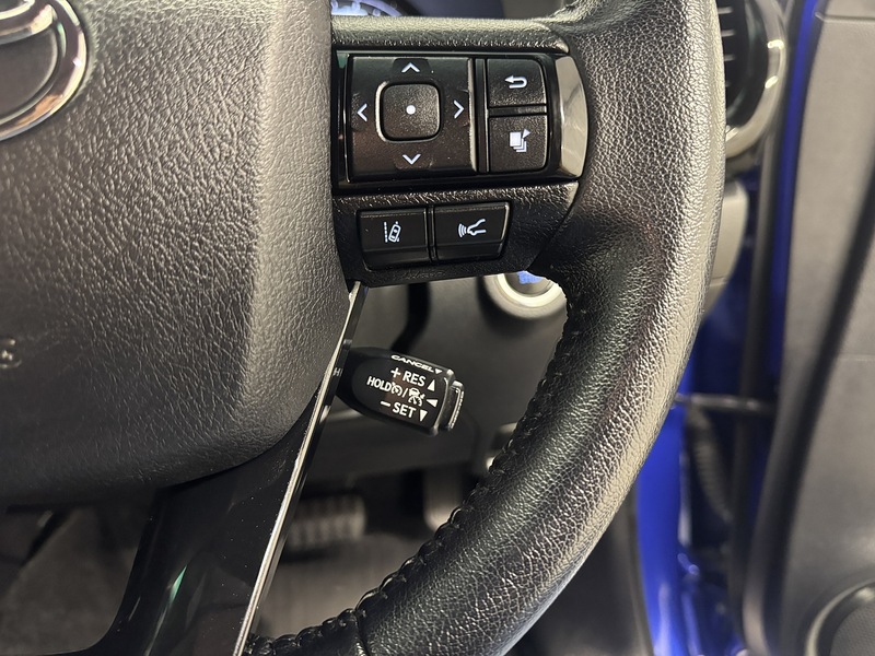 Toyota Hilux 2.4 D-4D Invincible X Pickup Double Cab 4dr Diesel Auto 4WD Euro 6 (s/s) (TSS) (150 ps) - U119632