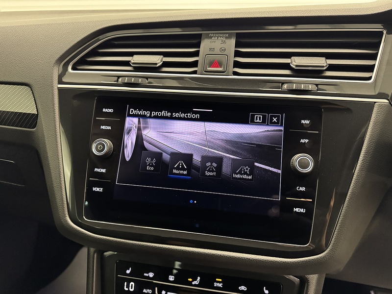 Volkswagen Tiguan TSI R-Line SUV 1.5 Automatic Petrol - U119656