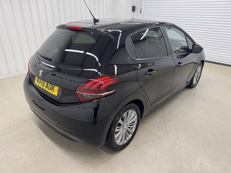 Peugeot 208 1.2 PureTech Signature Hatchback 5dr Petrol Manual Euro 6 (s/s) (82 ps) - U119717