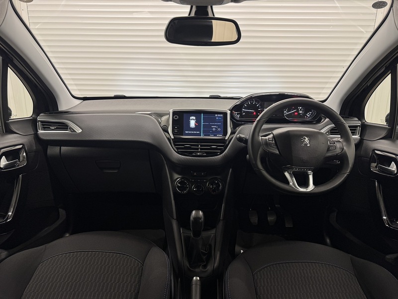 Peugeot 208 1.2 PureTech Signature Hatchback 5dr Petrol Manual Euro 6 (s/s) (82 ps) - U119717