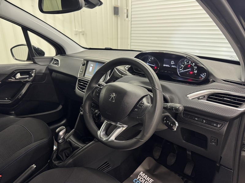 Peugeot 208 1.2 PureTech Signature Hatchback 5dr Petrol Manual Euro 6 (s/s) (82 ps) - U119717