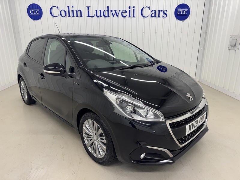 Peugeot 208 1.2 PureTech Signature Hatchback 5dr Petrol Manual Euro 6 (s/s) (82 ps) - U119717