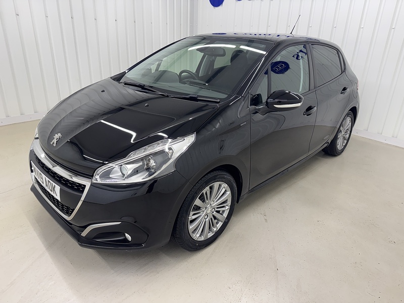 Peugeot 208 1.2 PureTech Signature Hatchback 5dr Petrol Manual Euro 6 (s/s) (82 ps) - U119717