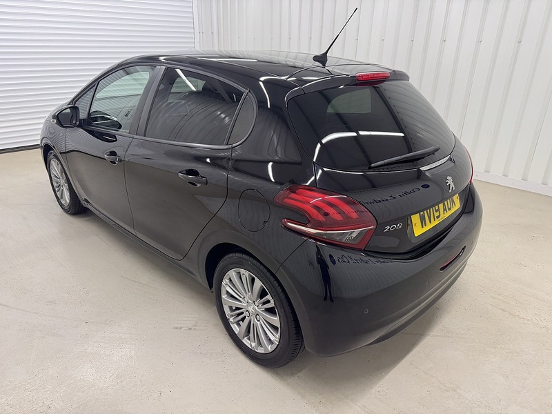 Peugeot 208 1.2 PureTech Signature Hatchback 5dr Petrol Manual Euro 6 (s/s) (82 ps) - U119717