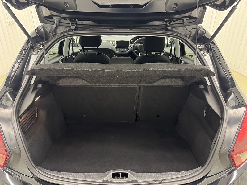 Peugeot 208 1.2 PureTech Signature Hatchback 5dr Petrol Manual Euro 6 (s/s) (82 ps) - U119717