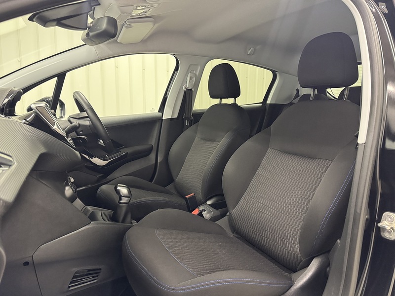 Peugeot 208 1.2 PureTech Signature Hatchback 5dr Petrol Manual Euro 6 (s/s) (82 ps) - U119717