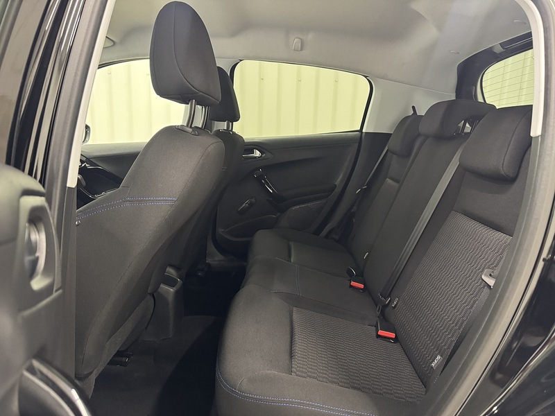 Peugeot 208 1.2 PureTech Signature Hatchback 5dr Petrol Manual Euro 6 (s/s) (82 ps) - U119717