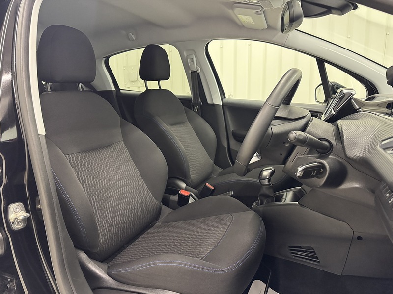 Peugeot 208 1.2 PureTech Signature Hatchback 5dr Petrol Manual Euro 6 (s/s) (82 ps) - U119717