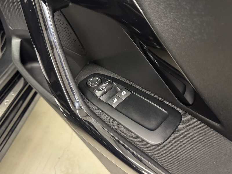 Peugeot 208 1.2 PureTech Signature Hatchback 5dr Petrol Manual Euro 6 (s/s) (82 ps) - U119717