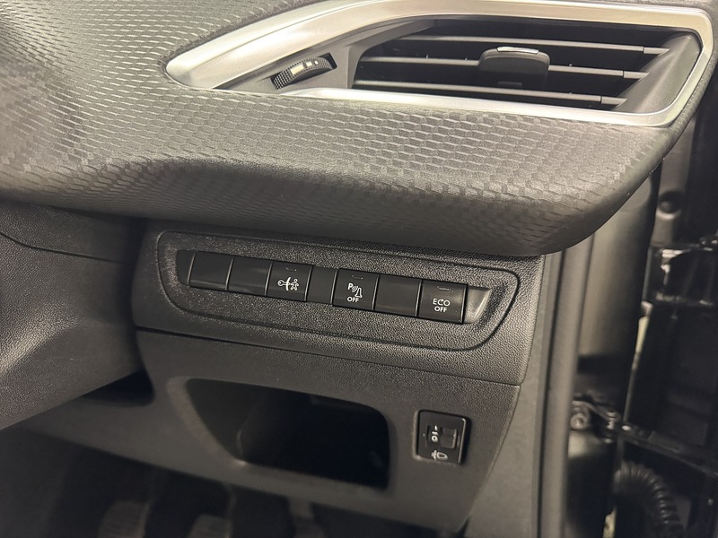 Peugeot 208 1.2 PureTech Signature Hatchback 5dr Petrol Manual Euro 6 (s/s) (82 ps) - U119717