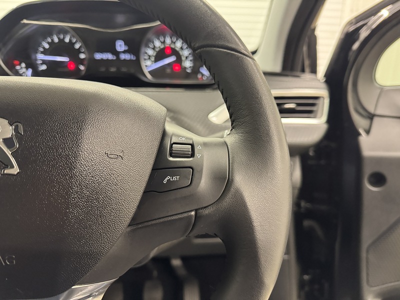 Peugeot 208 1.2 PureTech Signature Hatchback 5dr Petrol Manual Euro 6 (s/s) (82 ps) - U119717