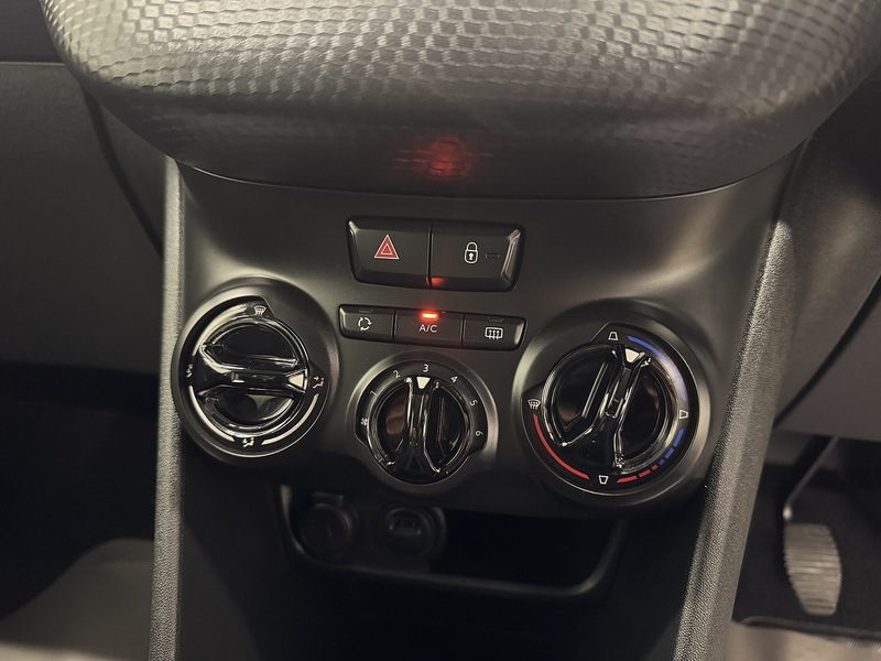 Peugeot 208 1.2 PureTech Signature Hatchback 5dr Petrol Manual Euro 6 (s/s) (82 ps) - U119717